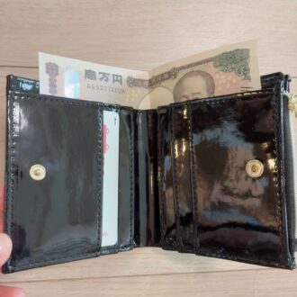 お札、コイン、6枚のカードがしっかり入ります!