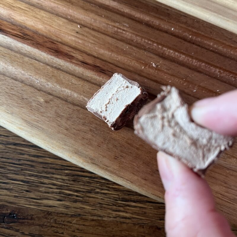 中はふわふわチョコのマシュマロ入り