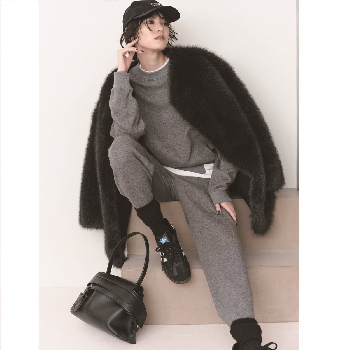 【美品】HYKE ハイク　デザインプルオーバー　薄手　スエット風　1サイズ 美品】HYKE ハイク デザインプルオーバー 薄手 スエット風 1サイズ