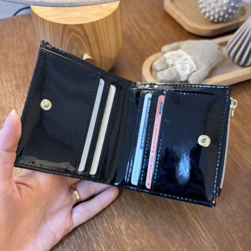 2つ折りを開くと