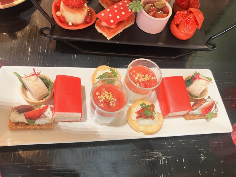 「ストロベリー・アフタヌーンティー」6種のセイボリー。