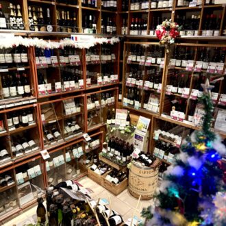 天井までワインがぎっしり