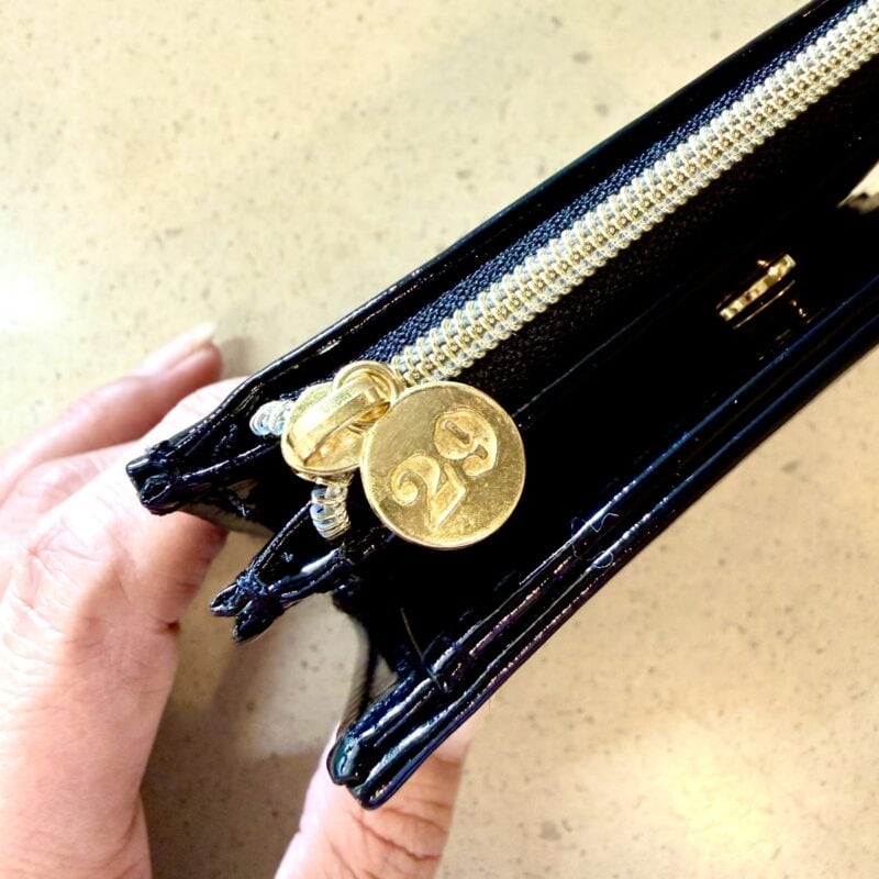 2026年のラッキーナンバーのゴールドチャームが付き