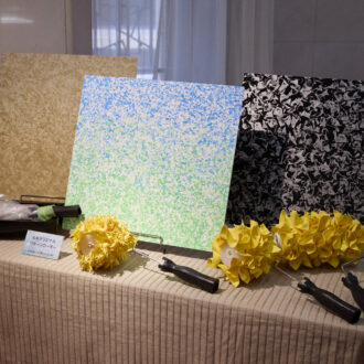 大きな舞台背景制作で、無駄のない動きと新しい技術を追い続ける松本さん