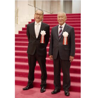 「ニッセイ・バックステージ賞」受賞者 右:中村洋一さん(衣裳着付け)左:松本邦彦さん(舞台美術背景)
