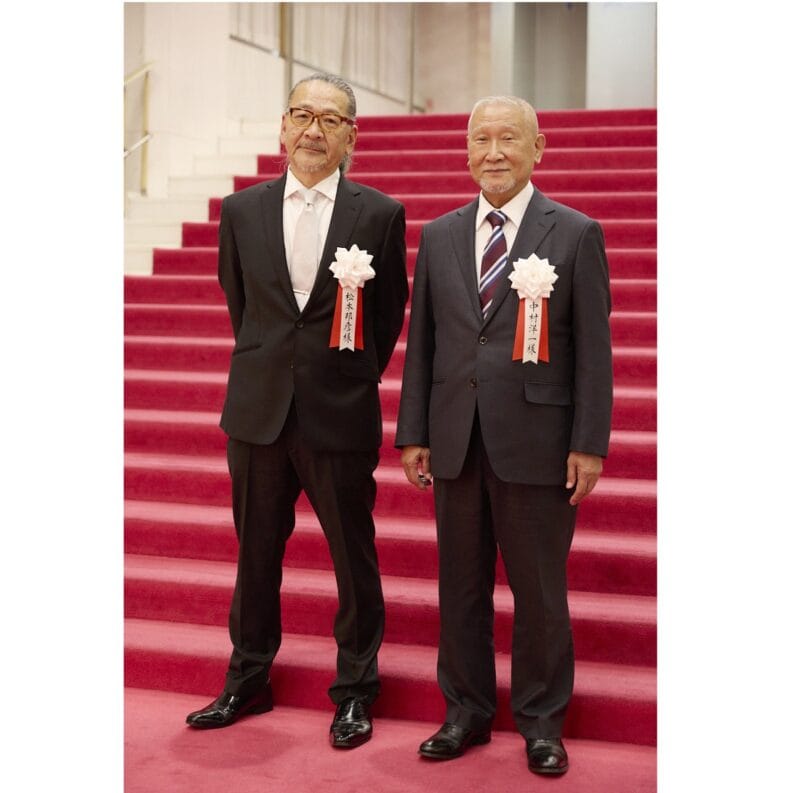 「ニッセイ・バックステージ賞」受賞者 右:中村洋一さん(衣裳着付け)左:松本邦彦さん(舞台美術背景)