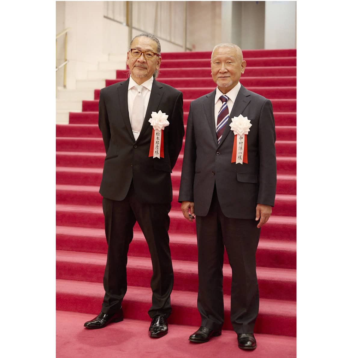 「ニッセイ・バックステージ賞」受賞者　 右：中村洋一さん（衣裳着付け）左：松本邦彦さん（舞台美術背景）　