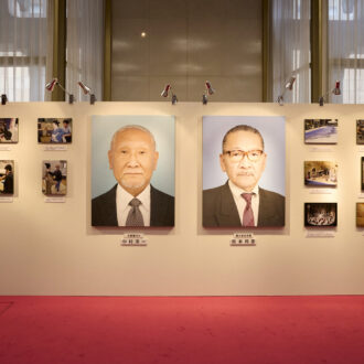 日生劇場ロビー: 受賞者2名の功績を紹介するパネル