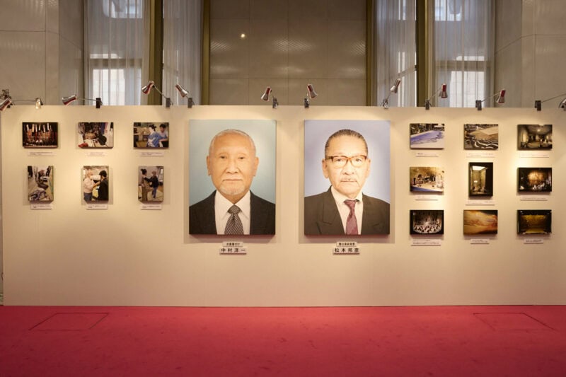 日生劇場ロビー: 受賞者2名の功績を紹介するパネル