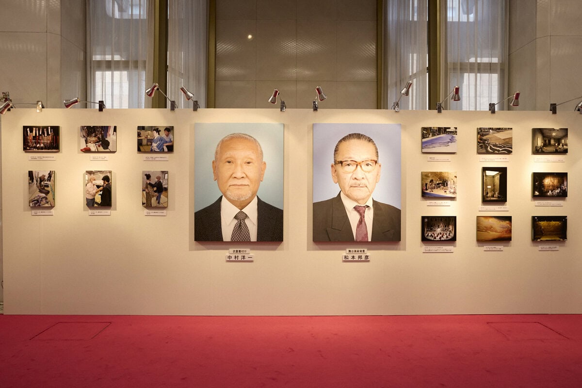 日生劇場ロビー: 受賞者2名の功績を紹介するパネル