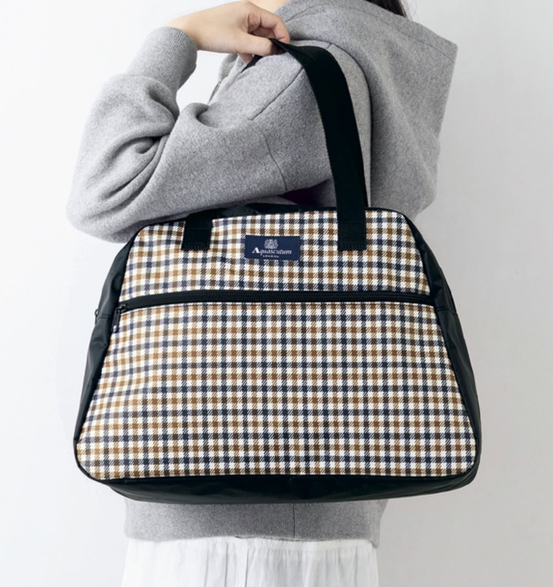 肩掛けしやすい大容量のボストンバッグ