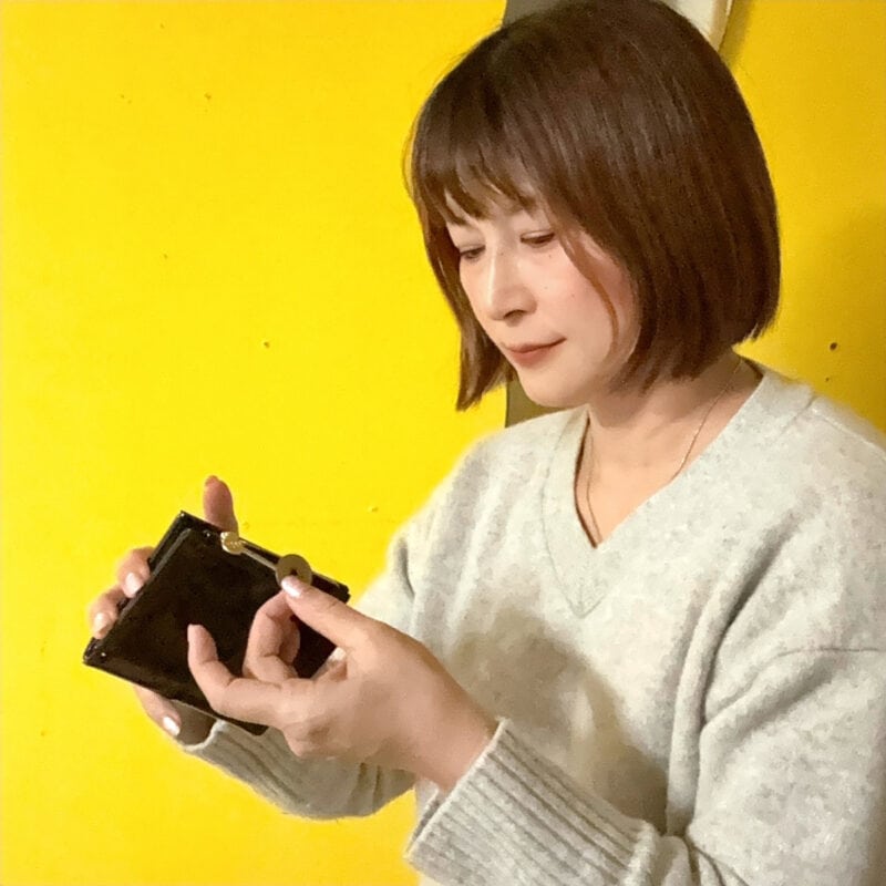 小銭入れも多めに入るし、お札も嵩張らない。カード入れも8枚と、セカンド財布として使い勝手がとても良い。