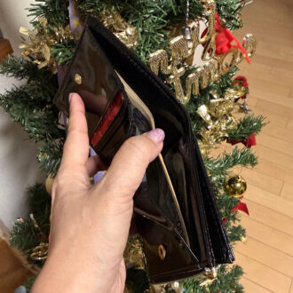 人気ブランド「ウィムガゼット」とコラボでシンプルでカッコイイ黒色の開運財布。