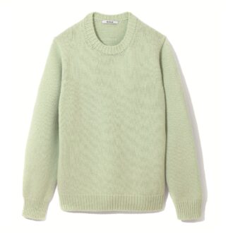 ダークカラーになりがちな冬こそ大人はキレイ色をチョイス