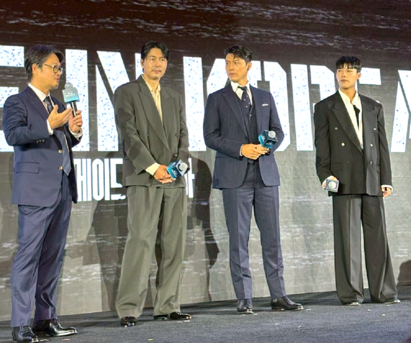 右から、ウ・ドンファン、ヒョンビン、チョン・ウソン、そしてウ・ミンホ監督。