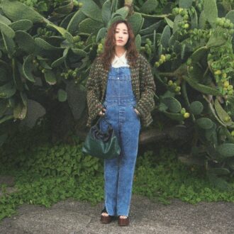 ジャケット11万円、シャツ4万7300円(ともにキャバン/キャバン 丸の内店) オーバーオール3万6300円(ホリデイ/ホリデイ/フラッグシップサロン オフィス) バッグ16万6100円(ピエール アルディ/ピエール アルディ 東京) 靴/スタイリスト私物