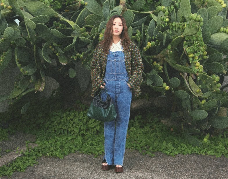 ジャケット11万円、シャツ4万7300円(ともにキャバン/キャバン 丸の内店) オーバーオール3万6300円(ホリデイ/ホリデイ/フラッグシップサロン オフィス) バッグ16万6100円(ピエール アルディ/ピエール アルディ 東京) 靴/スタイリスト私物