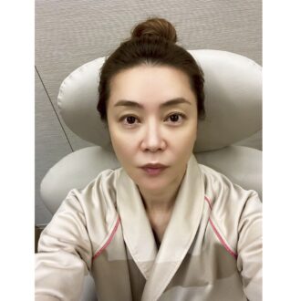 健康診断の検査着を着て待機中