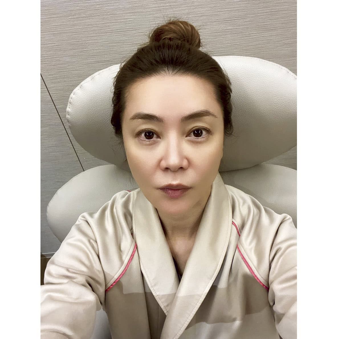 健康診断の検査着を着て待機中