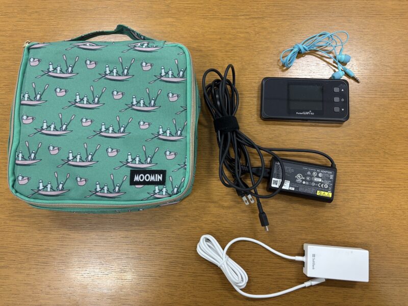 落ち着いたグリーンを基調としたニョロニョロポーチ