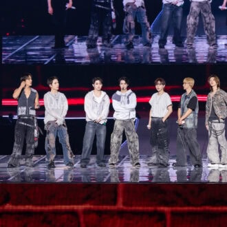 ド派手の登場に会場のボルテージは最高潮