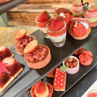 「ストロベリー・アフタヌーンティー」2段目。いちごとグリオットチェリーのゼリーのさわやかな酸味が印象的