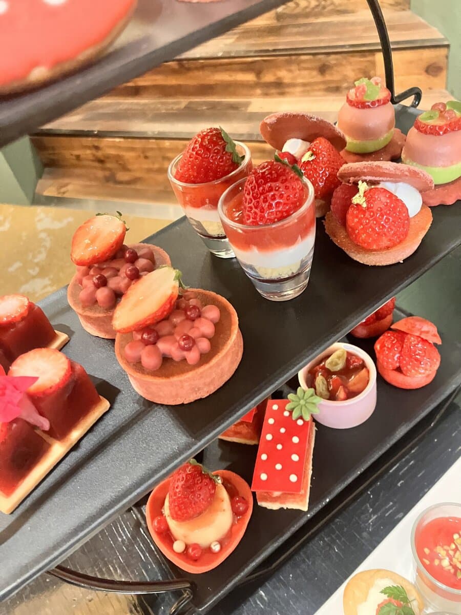 「ストロベリー・アフタヌーンティー」2段目。いちごとグリオットチェリーのゼリーのさわやかな酸味が印象的