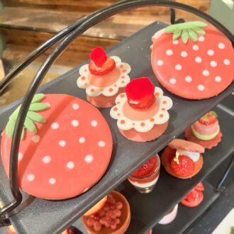 「ストロベリー・アフタヌーンティー」1段目。アイシングクッキーといちごとオレンジのヨーグルトクリーム