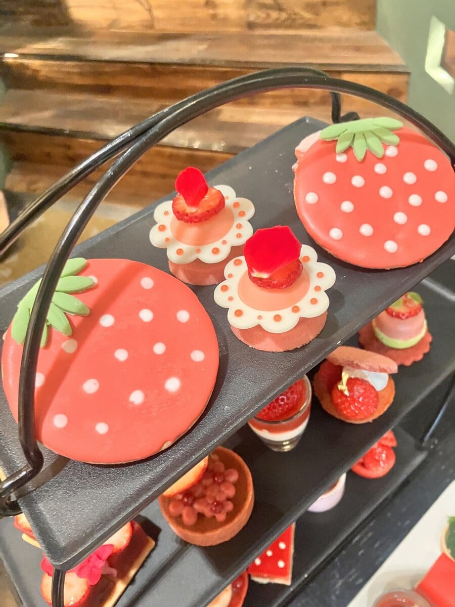 「ストロベリー・アフタヌーンティー」1段目。アイシングクッキーといちごとオレンジのヨーグルトクリーム