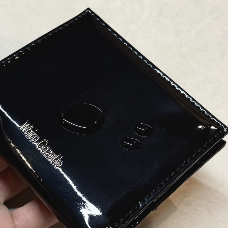 エナメル素材なので、水濡れや汚れにも強くさっと拭けるのも嬉しいポイント。