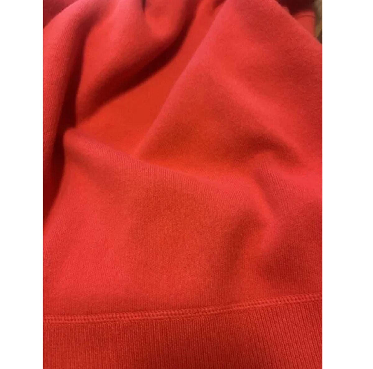 一見するとスウェットのようですが、かなりなめらかな肌触りです。