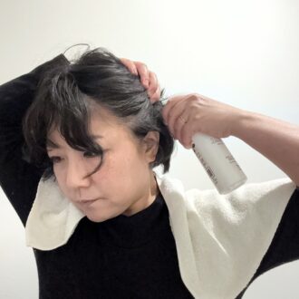 ポータブル洗髪デバイスセット「SUSUGU」の使い方 step2．ミストシャンプーを頭皮に吹きつける