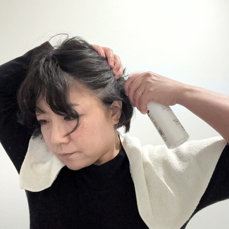 ポータブル洗髪デバイスセット「SUSUGU」の使い方 step2．ミストシャンプーを頭皮に吹きつける