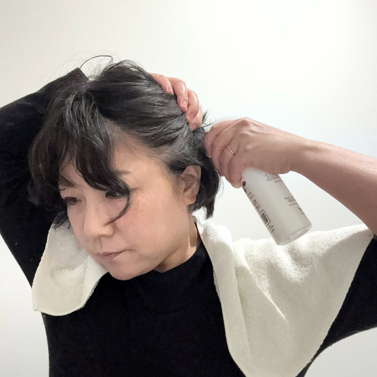 ポータブル洗髪デバイスセット「SUSUGU」の使い方 step2．ミストシャンプーを頭皮に吹きつける