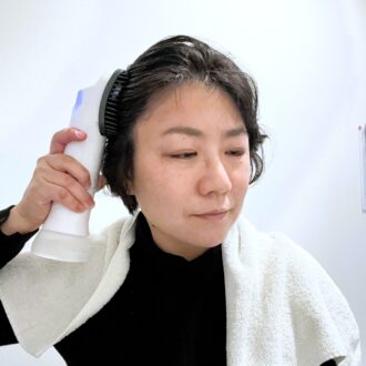 ポータブル洗髪デバイスセット「SUSUGU」の使い方 step4．ミストブラシで髪をとく