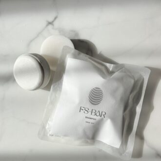 FS-BAR　シャンプー 70g 0000円、イランイランや柑橘をブレンドした、エキゾチックで甘いフローラルの香り。コンディショナー　50g 0000円（ともにFACCIA）