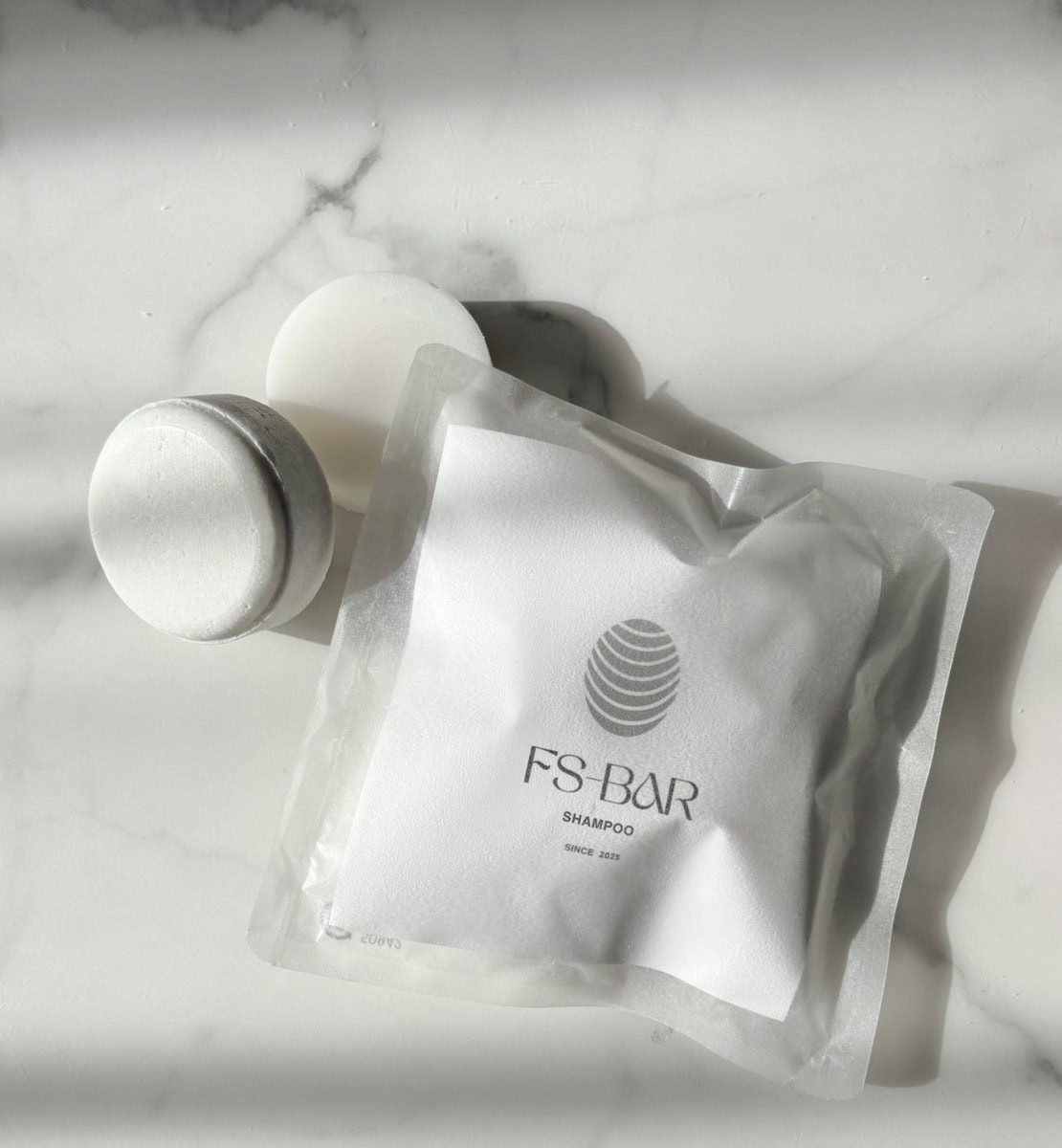 FS-BAR　シャンプー 70g 0000円、イランイランや柑橘をブレンドした、エキゾチックで甘いフローラルの香り。コンディショナー　50g 0000円（ともにFACCIA）