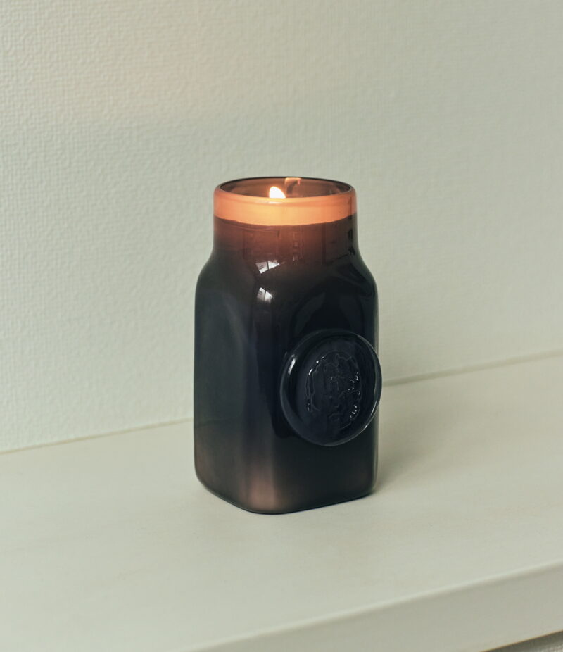 ボトルの色に惹かれて購入した キュリオノワールのキャンドル