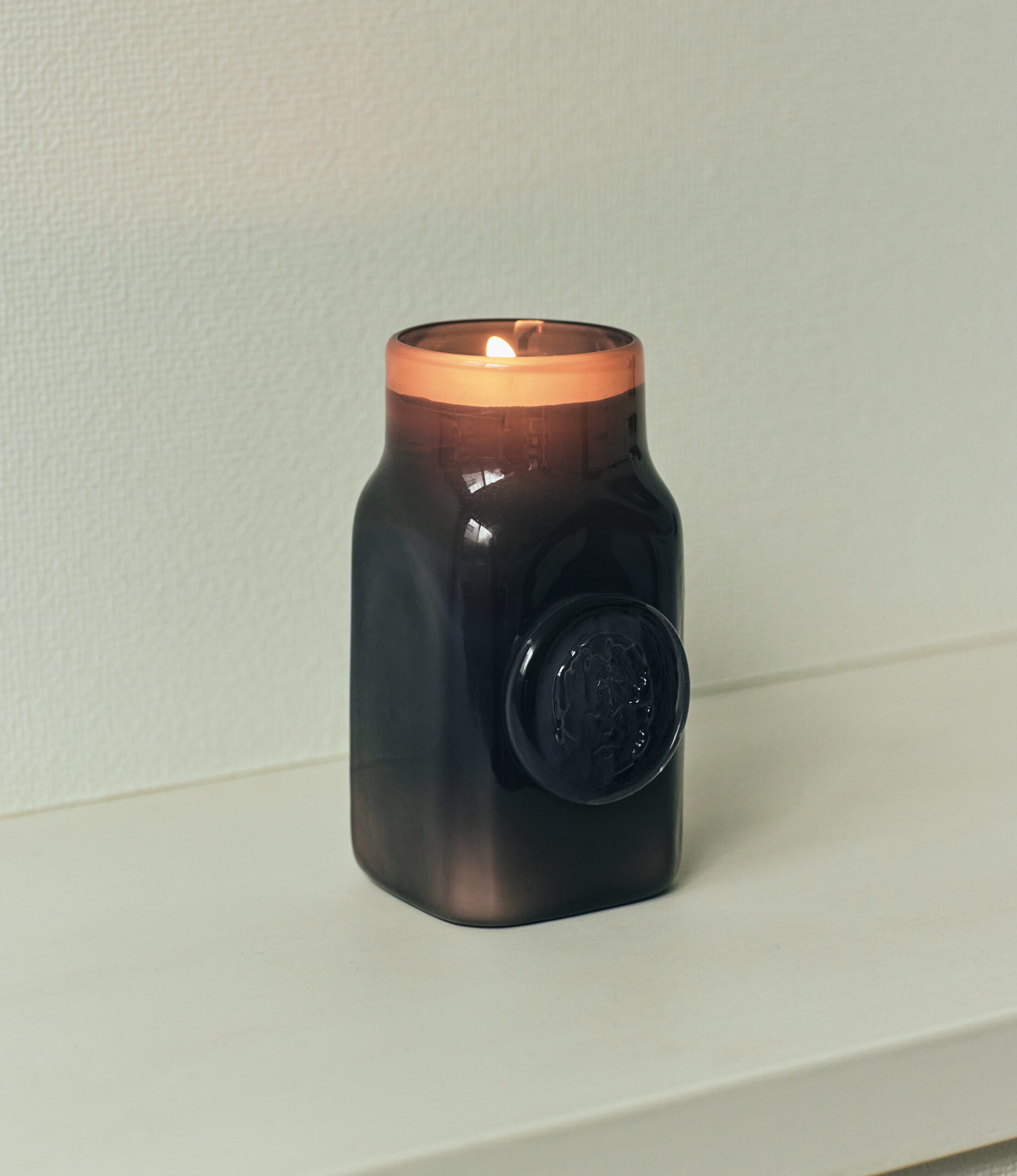 ボトルの色に惹かれて購入した キュリオノワールのキャンドル