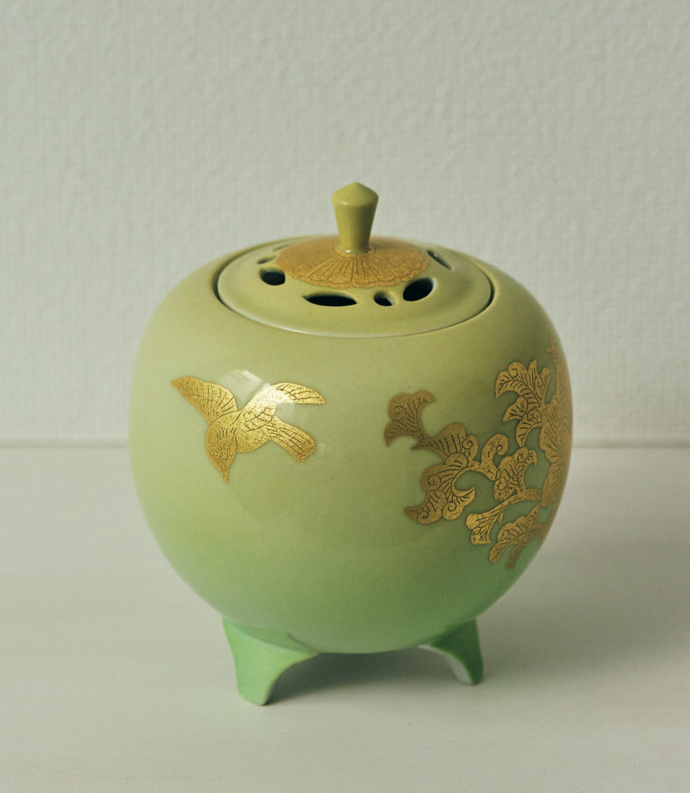 色、フォルム、金彩が美しい 加賀の窯元・錦山窯の香炉