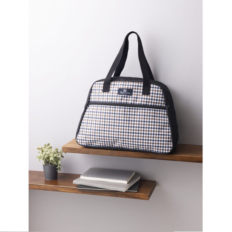 クラブチェック×黒のコンビ 洗練デザインのビッグバッグ