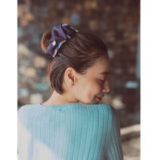 クラブチェックをあしらったボリューミーなシュシュ