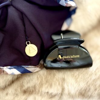 ヘアクリップには、ブランドロゴ！ビッグシュシュにはゴールドのチャームが大人かわいい♡