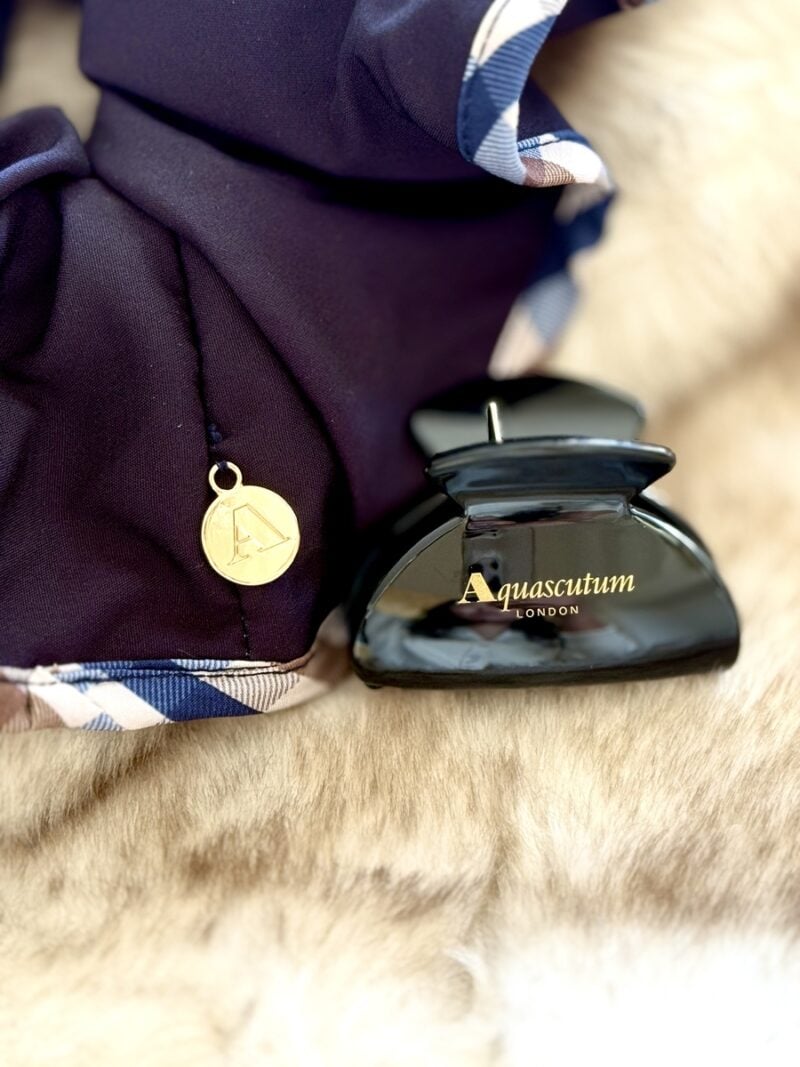 ヘアクリップには、ブランドロゴ!ビッグシュシュにはゴールドのチャームが大人かわいい♡