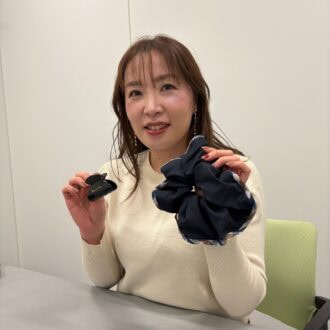 アラフォーに使いやすい！アクアスキュータムのビッグシュシュとヘアクリップのご紹介【GLOW3月号増刊付録レポ】｜かがやき隊 中野瞳美