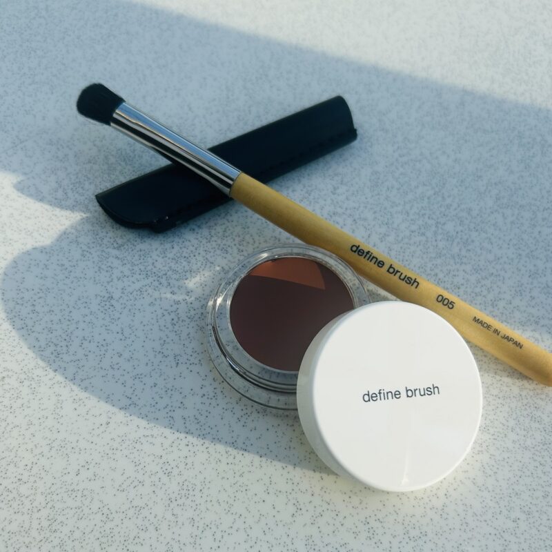 マルチユースブラシ 005 (キャップ付き)6050円、重ねてもよれず、自然な血色感を与えてくれる。マルチユースフェイスカラー 01 5g 5500円、(共にdefine brush)