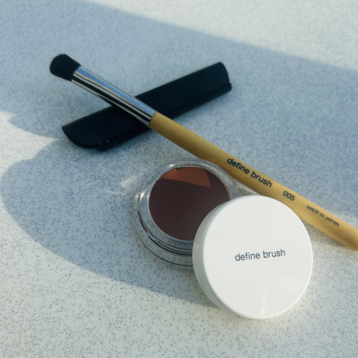 マルチユースブラシ 005 （キャップ付き）6050円、重ねてもよれず、自然な血色感を与えてくれる。マルチユースフェイスカラー 01 5g 5500円、（共にdefine brush）