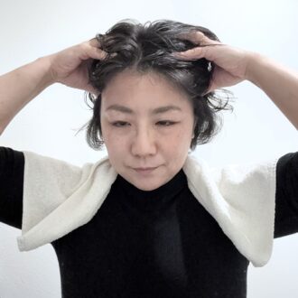 ポータブル洗髪デバイスセット「SUSUGU」の使い方 step3．ミストシャンプーをもみこむ