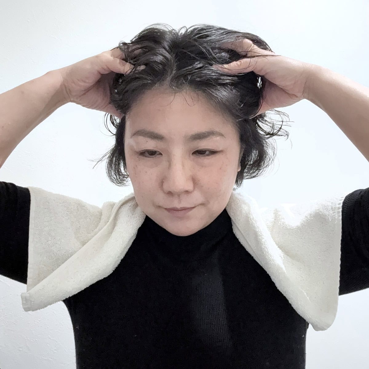 ポータブル洗髪デバイスセット「SUSUGU」の使い方 step3．ミストシャンプーをもみこむ