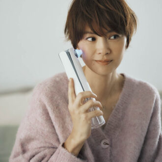 リファハイドラクリア2万7500円(MTG)ニット4400円(クロス ファンクション/クロスプラス) ネックレス26万4000円(ベッティーナ ジャヴァエリ/ロンハーマン)